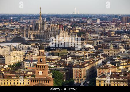 (260124) -- MILANO, 24 gennaio 2026 (Xinhua) -- questa foto scattata il 3 maggio 2025 mostra una veduta della città di Milano, Italia. I Giochi Olimpici invernali Milano-Cortina 2026 si svolgeranno dal 6 al 22 febbraio. (Xinhua/li Jing) Foto Stock
