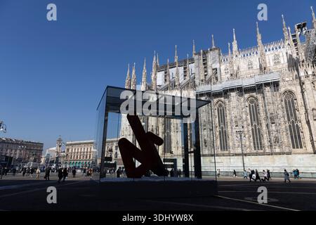 (260124) -- MILANO, 24 gennaio 2026 (Xinhua) -- foto scattata il 6 febbraio 2025 mostra il conto alla rovescia delle Olimpiadi invernali e Paralimpiadi di Milano-Cortina esposte nei pressi del Duomo di Milano a Milano, Italia. I Giochi Olimpici invernali Milano-Cortina 2026 si svolgeranno dal 6 al 22 febbraio. (Xinhua/li Jing) Foto Stock