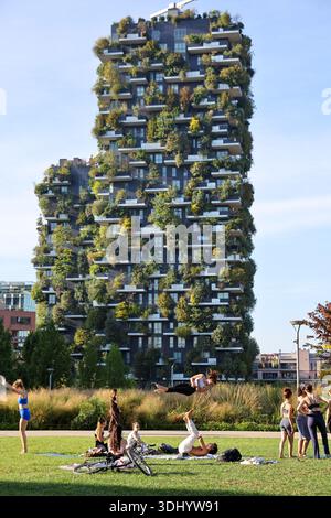 (260124) -- MILANO, 24 gennaio 2026 (Xinhua) -- le persone praticano yoga aerobatico vicino al Bosco verticale a Milano, 17 settembre 2025. I Giochi Olimpici invernali Milano-Cortina 2026 si svolgeranno dal 6 al 22 febbraio. (Xinhua/li Jing) Foto Stock