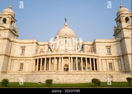 Calcutta, India - 23 marzo 2024: La facciata posteriore del Victoria Memorial è mostrata con la sua cupola in marmo, l'architettura neoclassica e la terrazza colonnata sotto un cielo limpido. Foto Stock