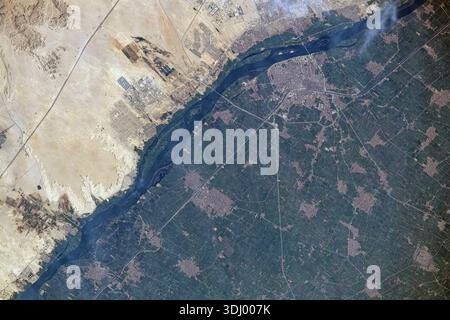 La stazione spaziale Internazionale orbitava sopra l'Egitto appena ad est del fiume Nilo quando questa fotografia fu scattata della città di beni Suef (in alto a destra), un importante centro commerciale agricolo sulla riva occidentale del Nilo, a circa 65 miglia (110 chilometri) a sud del Cairo. Fotografia scattata l'11 agosto 2020. Una versione ottimizzata di un'immagine originale della NASA: Credit: NASA Foto Stock