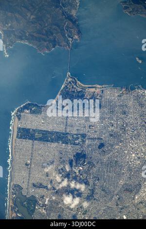 Il Golden Gate Bridge collega San Francisco con la Golden Gate National Recreation area nel nord della California, Stati Uniti d'America. Fotografato dalla stazione spaziale Internazionale il 4 aprile 2021. Una versione ottimizzata di un'immagine ISS originale: Credit: Roscosmos. SOLO PER USO EDITORIALE Foto Stock