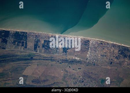 Mar de Ajo, una città costiera nella provincia di Buenos Aires, Argentina, è stata fotografata dalla stazione spaziale Internazionale a 267 miglia di altitudine sopra la Terra. Mar de AJ è una città turistica della costa atlantica situata all'estremità meridionale di la Costa Partido nella provincia di Buenos Aires, Argentina. La regione è conosciuta come il Tuju Corner. Una fotografia scattata dalla stazione spaziale Internazionale il 7 luglio 2023. Una versione ottimizzata di un'immagine originale della NASA: Credito: NASA/WHoburg Foto Stock