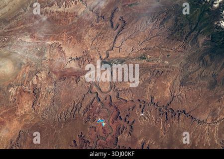 Moab, Utah, mostra l'area vicino ai parchi nazionali di Arches e Canyonlands da un'altitudine orbitale di 258 miglia sopra la Terra. Una fotografia scattata dalla stazione spaziale Internazionale il 12 giugno 2023. Una versione ottimizzata di un'immagine originale della NASA: Credit: NASA Foto Stock