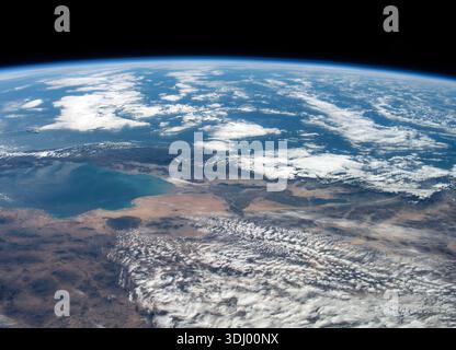 Golfo della California, situato tra la penisola di Baja California e il Messico continentale fotografato dall'orbita. Nuvole sparse si stendono in basso sulla terra e sulle acque blu dell'Oceano Pacifico. Una fotografia scattata dalla stazione spaziale Internazionale il 29 novembre 2023. Una versione ottimizzata di un'immagine originale della NASA: Credito: NASA/JMoghbeli Foto Stock