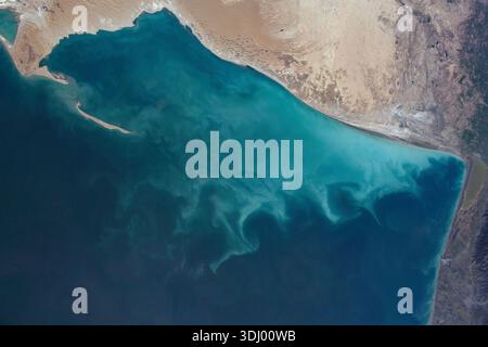 Il Mar Caspio. Confinante con cinque paesi, il più grande corpo d'acqua interno del mondo, il Mar Caspio, è stato fotografato dall'astronauta della NASA Loral o'Hara mentre la stazione spaziale Internazionale orbitava 261 miglia sopra. Una fotografia scattata dalla stazione spaziale Internazionale l'8 febbraio 2024. Una versione ottimizzata di un'immagine originale della NASA: Credito: NASA/LOHara Foto Stock