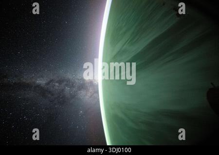L'astronauta della NASA Don Pettit ha utilizzato una fotocamera con impostazioni di scarsa illuminazione e lunga durata per catturare questa immagine della via Lattea che appare oltre l'orizzonte della Terra. All'epoca, la stazione spaziale Internazionale orbitava a 265 miglia sopra l'Oceano Pacifico al largo della costa del Cile poco prima dell'alba. Una fotografia scattata dalla stazione spaziale Internazionale il 29 gennaio 2025. Una versione ottimizzata di un'immagine originale della NASA: Credito: NASA/DPettit Foto Stock
