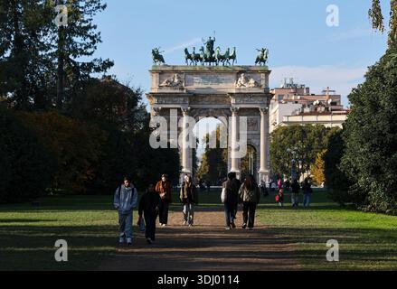 (260124) -- MILANO, 24 gennaio 2026 (Xinhua) -- le persone visitano il Parco Sempione a Milano, Italia, 5 novembre 2025. I Giochi Olimpici invernali Milano-Cortina 2026 si svolgeranno dal 6 al 22 febbraio. (Xinhua/li Jing) Foto Stock