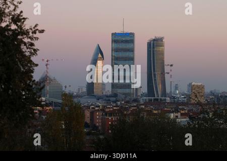 (260124) -- MILANO, 24 gennaio 2026 (Xinhua) -- questa foto scattata il 4 novembre 2025 mostra una vista al tramonto di Milano, Italia. I Giochi Olimpici invernali Milano-Cortina 2026 si svolgeranno dal 6 al 22 febbraio. (Xinhua/li Jing) Foto Stock