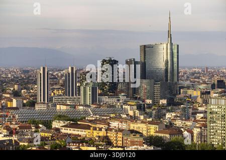 (260124) -- MILANO, 24 gennaio 2026 (Xinhua) -- questa foto scattata il 3 maggio 2025 mostra una veduta della città di Milano, Italia. I Giochi Olimpici invernali Milano-Cortina 2026 si svolgeranno dal 6 al 22 febbraio. (Xinhua/li Jing) Foto Stock