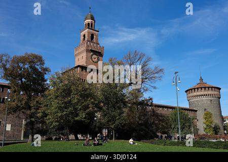 (260124) -- MILANO, 24 gennaio 2026 (Xinhua) -- le persone riposano al Castello Sforza di Milano, Italia, 5 novembre 2025. I Giochi Olimpici invernali Milano-Cortina 2026 si svolgeranno dal 6 al 22 febbraio. (Xinhua/li Jing) Foto Stock