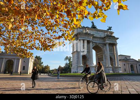 (260124) -- MILANO, 24 gennaio 2026 (Xinhua) -- le persone camminano oltre l'Arco della Pace a Milano, Italia, 5 novembre 2025. I Giochi Olimpici invernali Milano-Cortina 2026 si svolgeranno dal 6 al 22 febbraio. (Xinhua/li Jing) Foto Stock