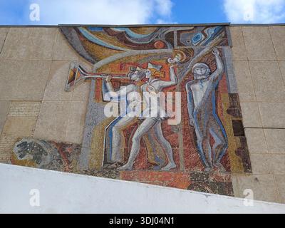 Murale a mosaico sovietico sull'edificio Baikonur in Kazakistan, città spaziale in affitto dalla Russia, arte sovietica. Foto Stock