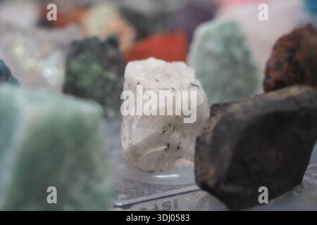 Diversi tipi di pietre sono visualizzati su una tabella Foto Stock