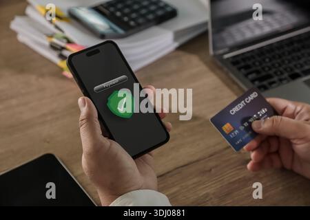 Smartphone con vivavoce e codice qr che mostra la conferma di pagamento sicura un pagamento con carta di credito , che rappresenta il pagamento con codice QR, mobile banking, online ch Foto Stock