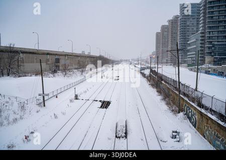 Vista sulla ferrovia di Toronto durante la tempesta invernale. Foto Stock
