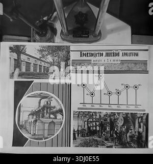 Una fotografia d'archivio di una tavola di agitazione visiva presso l'armatura-Insulator Plant (AIZ) di Sloviansk, Ucraina, 1965. Il collage, intitolato produzione di raccordi lineari, visualizza un grafico che mostra l'eccessivo adempimento del piano dal 1959 al 1965, con un picco del 115,9%. Le immagini raffigurano un'officina di lavorazione dei metalli con operai e pali di catene, una sezione di trattamento chimico con grandi serbatoi e l'esterno della fabbrica. Questo layout documenta il progresso manifatturiero e la stabilità economica della pacifica regione del Donbas durante l'era sovietica. Foto Stock
