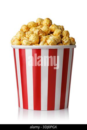Popcorn caramellato in secchio di carta a strisce rosse e bianche isolato su bianco Foto Stock