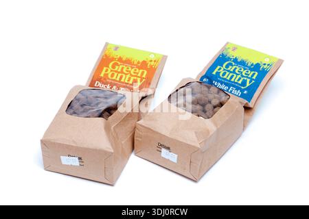 Due sacchetti di cibo per cani Green Pantry, pesce bianco, anatra e tacchino Foto Stock