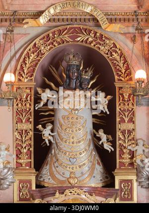 SALISBURGO, AUSTRIA - 6 SETTEMBRE 2025: Statua policroma scolpita della Madonna di Loreto nella chiesa Loretokirche del 17. centesimi. Foto Stock