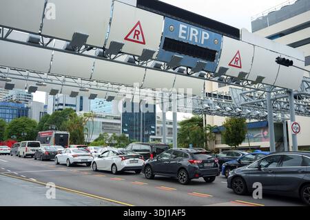 Gantry ERP presso EU Tong Sen Street il sistema automatizzato di pedaggio del traffico di Singapore con una coda di auto sotto. Foto Stock