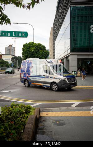Un'ambulanza di emergenza arriva con sirene e luci lampeggianti al Raffles Hosptal Singapore Asia. Foto Stock