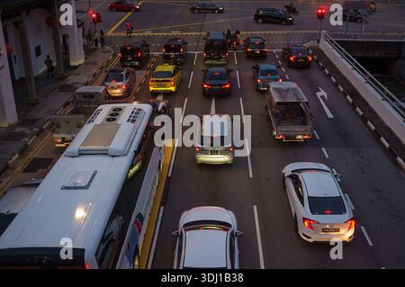 Un colpo dall'alto del traffico accumulato nell'ora di punta si fermò al semaforo al crepuscolo dell'incrocio tra Merchant Roda e EU Tong Sen ST Singapore Foto Stock