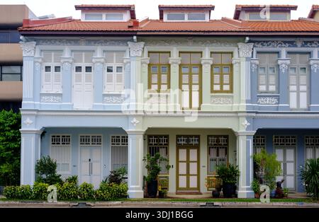 Tradizionali negozi colorati a Joo Chiat Place Singapore Asia, un'area protetta protetta che protegge il patrimonio architettonico. Foto Stock