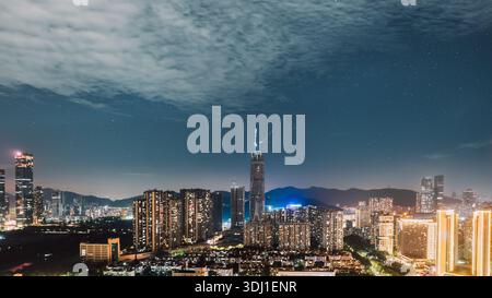 Skyline notturno di Shenzhen con grattacieli illuminati Foto Stock
