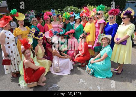 17.06.2025, Ascot, Windsor, GBR - elegante gekleidete Frauen mit Hueten beim Pferderennen Royal Ascot. Ascot, aussen, Aussenaufnahme, Besucherin, britisch, chiq, Eleganz, Inghilterra, englisch, Europa, europaeisch, Frauen, Freizeit, Gesellschaft, Grossbritannien, Gruppe, High Society, Huete, Kaukasierin, kaukasisch, Kleidung, Kopfbedeckungen, Menschen, Mode, modisch, Personen, Pferderennen, QF, Querformat, Royal Ascot, schick, Regno Unito, Vereinigtes Koenigreich, Westeuropa, Windsor, Zuschauerin 250617D003ROYAL ASCOT.JPG *** 17 06 2025, Ascot, Windsor, GBR donne elegantemente vestite con Foto Stock