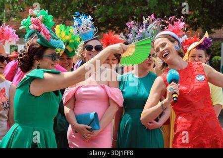 17.06.2025, Ascot, Windsor, GBR - elegante gekleidete Frauen mit Hueten beim Pferderennen Royal Ascot. Ascot, aussen, Aussenaufnahme, Besucherin, britisch, chiq, Eleganz, Inghilterra, englisch, Europa, europaeisch, Frauen, Freizeit, Gesellschaft, Grossbritannien, Gruppe, High Society, Huete, Kaukasierin, kaukasisch, Kleidung, Kopfbedeckungen, Menschen, Mode, modisch, Personen, Pferderennen, QF, Querformat, Royal Ascot, schick, Regno Unito, Vereinigtes Koenigreich, Westeuropa, Windsor, Zuschauerin 250617D013ROYAL ASCOT.JPG *** 17 06 2025, Ascot, Windsor, GBR donne elegantemente vestite con Foto Stock