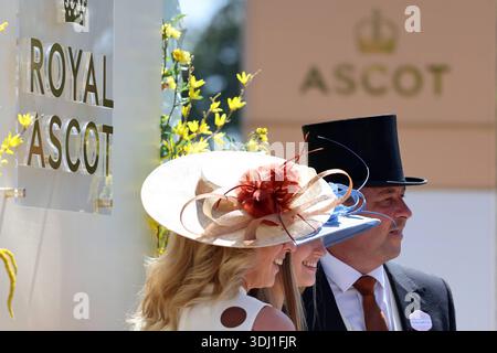 18.06.2025, Ascot, Windsor, GBR - elegante gekleidete Menschen beim Pferderennen Royal Ascot. Ascot, aussen, Aussenaufnahme, Besucher, britisch, chiq, Eleganz, Inghilterra, englisch, Europa, europaeisch, Frauen, Freizeit, Gesellschaft, Grossbritannien, High Society, Hut, Kaukasier, kaukasisch, Kleidung, Kopfbedeckung, Mann, Menschen, Mode, modisch, Paar, Personen, Pferderennen, QF, Querformat, Royal Ascot, schick, Regno Unito, Vereinigtes Koenigreich, Westeuropa, Windsor, Zuschauer, Zylinder 250618D019ROYAL ASCOT.JPG *** 18 06 2025, Ascot, Windsor, GBR persone elegantemente vestite al RO Foto Stock
