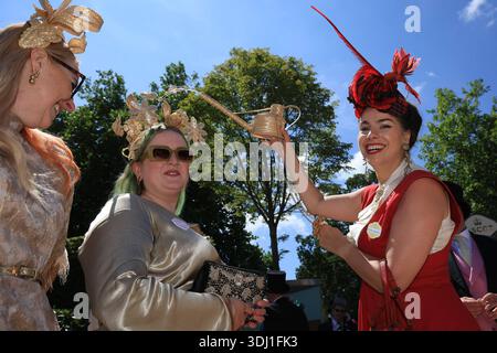18.06.2025, Ascot, Windsor, GBR - elegante gekleidete Frauen mit Hueten beim Pferderennen Royal Ascot. Ascot, aussen, Aussenaufnahme, Besucherin, britisch, chiq, Eleganz, Inghilterra, englisch, Europa, europaeisch, Frauen, Freizeit, Gesellschaft, Grossbritannien, Gruppe, High Society, Huete, Kaukasierin, kaukasisch, Kleidung, Kopfbedeckungen, Menschen, Mode, modisch, Personen, Pferderennen, QF, Querformat, Royal Ascot, schick, Regno Unito, Vereinigtes Koenigreich, Westeuropa, Windsor, Zuschauerin 250618D011ROYAL ASCOT.JPG *** 18 06 2025, Ascot, Windsor, GBR donne elegantemente vestite con Foto Stock