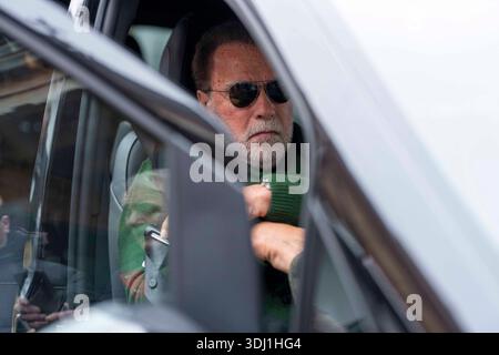 KITZBUEHEL, OESTERREICH 24. JAENNER: DAS Bild zeigt den Hollywood-Schauspieler Arnold Schwarzenegger waehrend der VIP-Gaeste beim FIS Alpinen Skiweltcup Herren-Abfahrt a Kitzbuehel AM 24. 2026 gennaio a Kitzbuehel, OESTERREICH, TIROLO. KITZBUEHEL, AUSTRIA - 24 GENNAIO: L'immagine mostra l'attore hollywoodiano Arnold Schwarzenegger durante gli ospiti VIP durante la Coppa del mondo di sci alpino FIS discesa maschile a KITZBUEHEL a KITZBUEHEL il 24 gennaio 2026 a Kitzbuehel, AUSTRIA, TIROLO. Copyright: XIBEX.agencyx xKlausxPressbergerx Foto Stock
