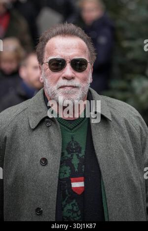 KITZBUEHEL, OESTERREICH 24. JAENNER: DAS Bild zeigt den Hollywood-Schauspieler Arnold Schwarzenegger waehrend der VIP-Gaeste beim FIS Alpinen Skiweltcup Herren-Abfahrt a Kitzbuehel AM 24. 2026 gennaio a Kitzbuehel, OESTERREICH, TIROLO. KITZBUEHEL, AUSTRIA - 24 GENNAIO: L'immagine mostra l'attore hollywoodiano Arnold Schwarzenegger durante gli ospiti VIP durante la Coppa del mondo di sci alpino FIS discesa maschile a KITZBUEHEL a KITZBUEHEL il 24 gennaio 2026 a Kitzbuehel, AUSTRIA, TIROLO. Copyright: XIBEX.agencyx xKlausxPressbergerx Foto Stock