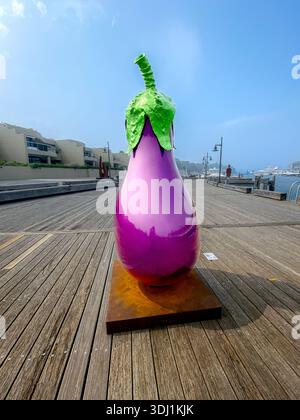 Statua di melanzane alta 6 metri dell'artista Aldo Bilotta al molo di Wooloomooloo a Sydney, Australia Foto Stock