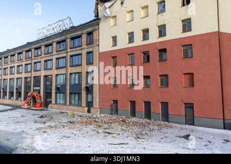 KIEV, UCRAINA - 24 gennaio 2026: La fabbrica di dolciumi Roshen a Kiev subisce danni strutturali da un attacco di droni. I detriti spargono nel terreno vicino a finestre frantumate. Foto Stock