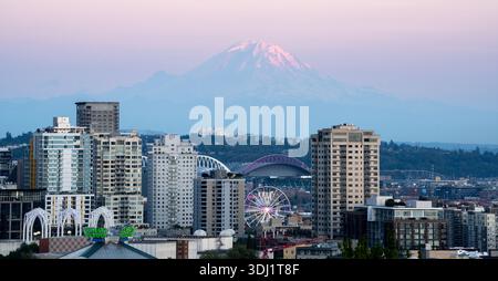 Mount Rainier che si affaccia sullo skyline del centro di Seattle al tramonto Foto Stock