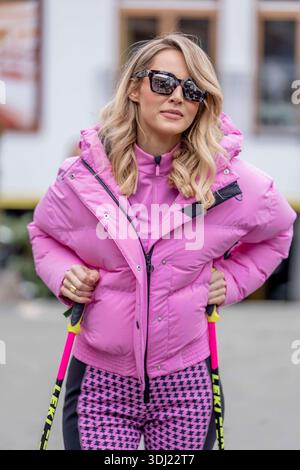 KITZBUEHEL, OESTERREICH 24. JAENNER: DAS Bild zeigt die oesterreichische Saengerin Melissa Naschenweng waehrend der VIP-Gaeste beim FIS Alpinen Skiweltcup Herren-Abfahrt a Kitzbuehel AM 24. 2026 gennaio a Kitzbuehel, OESTERREICH, TIROLO. KITZBUEHEL, AUSTRIA - 24 GENNAIO: Immagine mostra la cantante austriaca Melissa Naschenweng. Durante gli ospiti VIP durante la Coppa del mondo di sci alpino FIS discesa maschile a Kitzbuehel a KITZBUEHEL il 24 gennaio 2026 a Kitzbuehel, AUSTRIA, TIROLO. Copyright: XIBEX.agencyx xKlausxPressbergerx Foto Stock