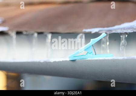 Oggetto domestico clothespin in plastica blu Foto Stock