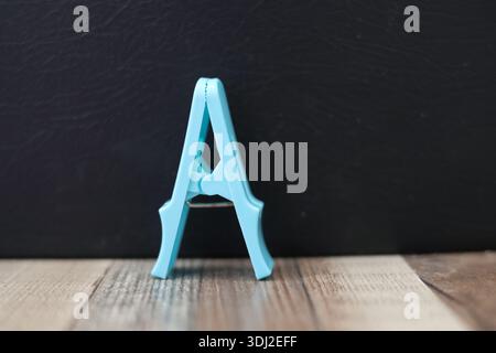 Oggetto domestico clothespin in plastica blu Foto Stock