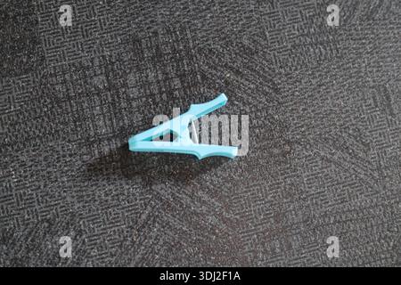 Oggetto domestico clothespin in plastica blu Foto Stock