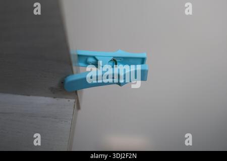 Oggetto domestico clothespin in plastica blu Foto Stock