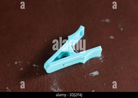 Oggetto domestico clothespin in plastica blu Foto Stock