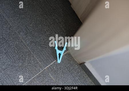 Oggetto domestico clothespin in plastica blu Foto Stock