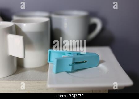Oggetto domestico clothespin in plastica blu Foto Stock
