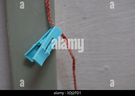 Oggetto domestico clothespin in plastica blu Foto Stock