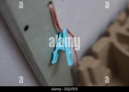 Oggetto domestico clothespin in plastica blu Foto Stock
