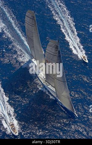 Vista aerea della barca a vela SENSO con grandi vele in una regata con barche di supporto nelle vicinanze Foto Stock