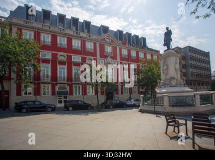 Il monumento al Dom Pedro V e gli edifici storici di praca da batalha, Porto, Portogallo Foto Stock